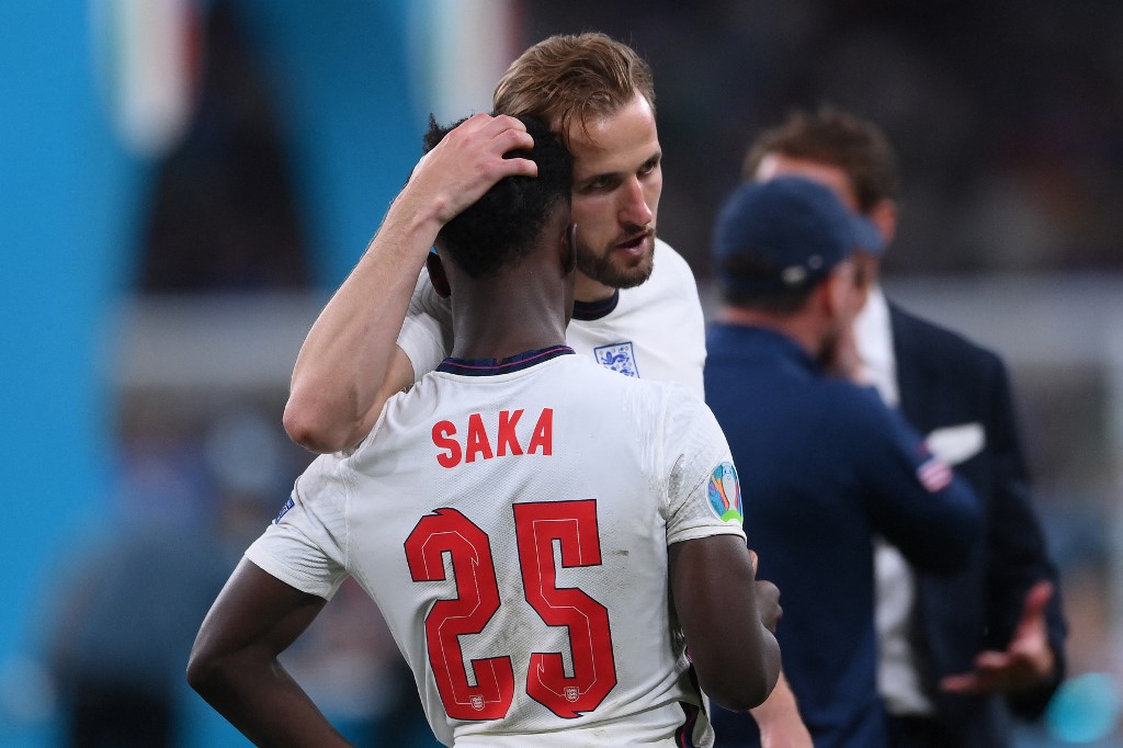 Por insultos racistas a futbolistas de Inglaterra, Facebook y Twitter tomarán acciones - Vimarsana News