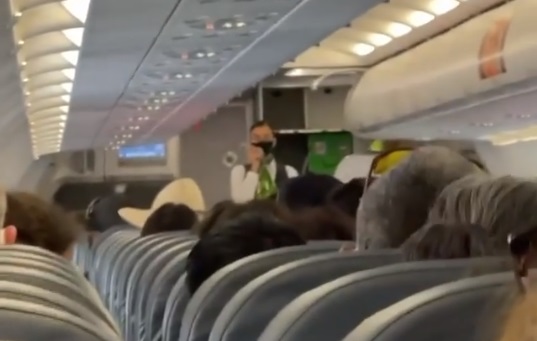Azafata llamó a "Benito Camelo" y los pasajeros no pudieron contener la risa - Vimarsana News