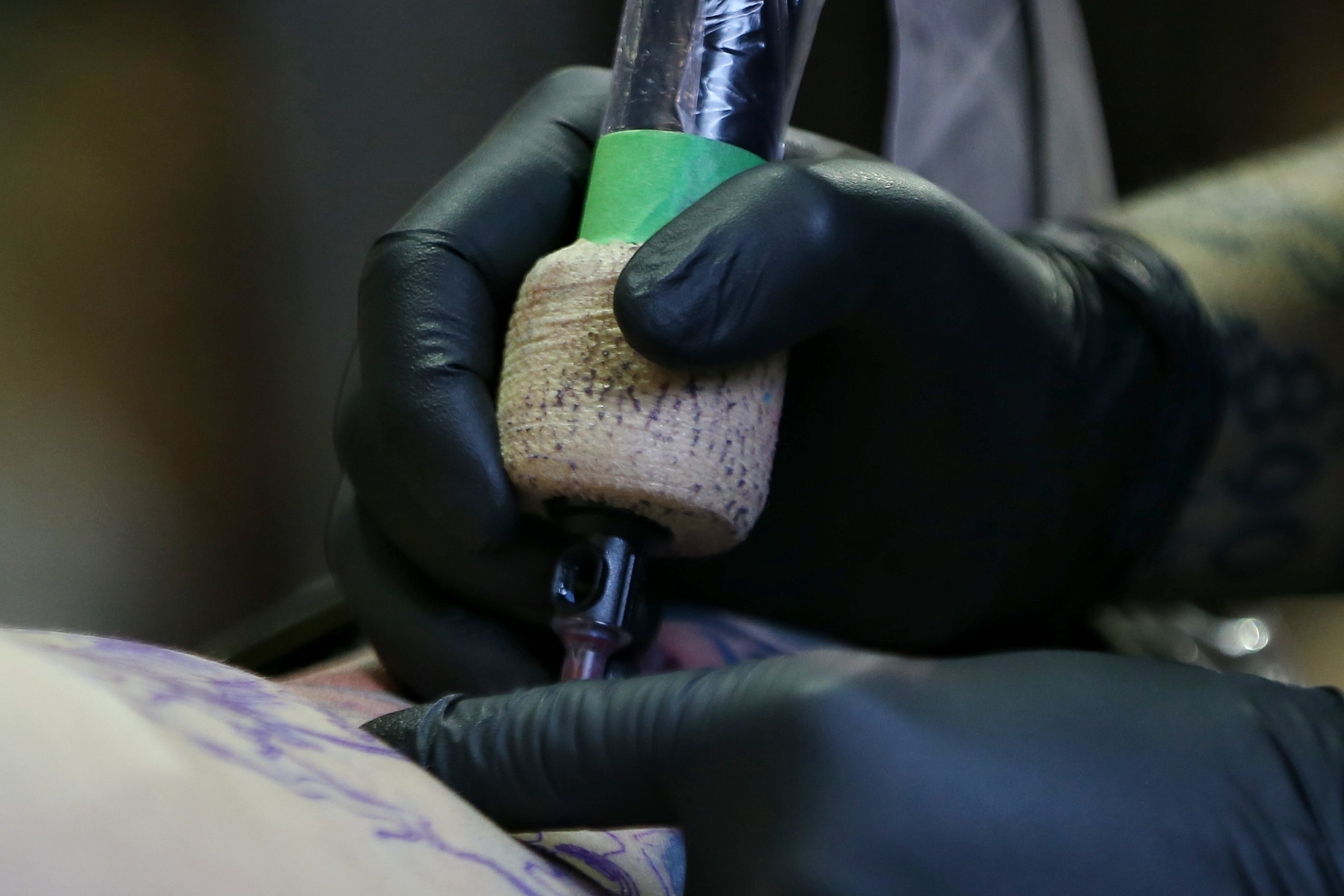 Hermanas se tatuaron las últimas palabras que su papá les escribió antes de morir de coronavirus - Vimarsana News
