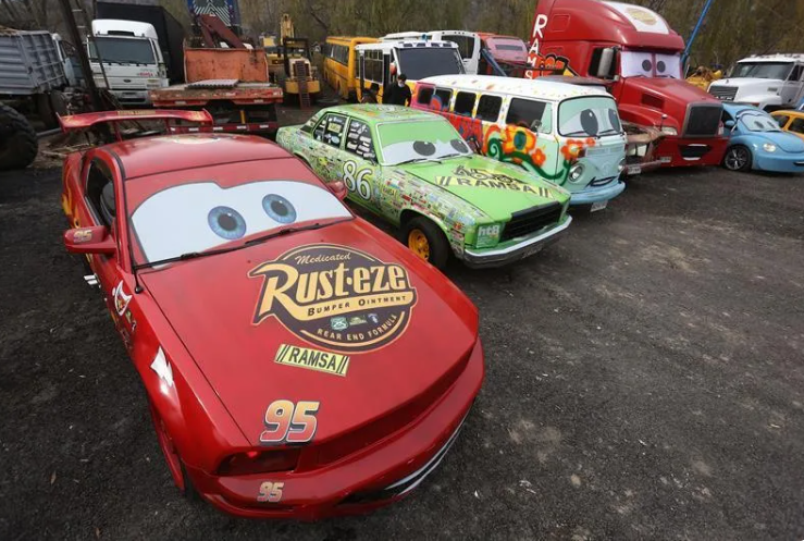 Restaura carros para convertirlos en personajes de 'Cars' y darle alegría a niños chilenos - Vimarsana News