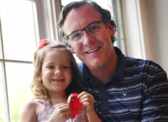 Padre salvó la vida de su hija con una técnica de reanimación que vio en 'The office' - Vimarsana News